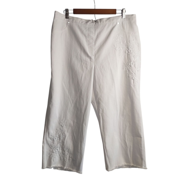 Alfred Dunner Women's White Embroidered Stretch Capri Jeans Pants Sz 16W NWT - Picture 1 of 9